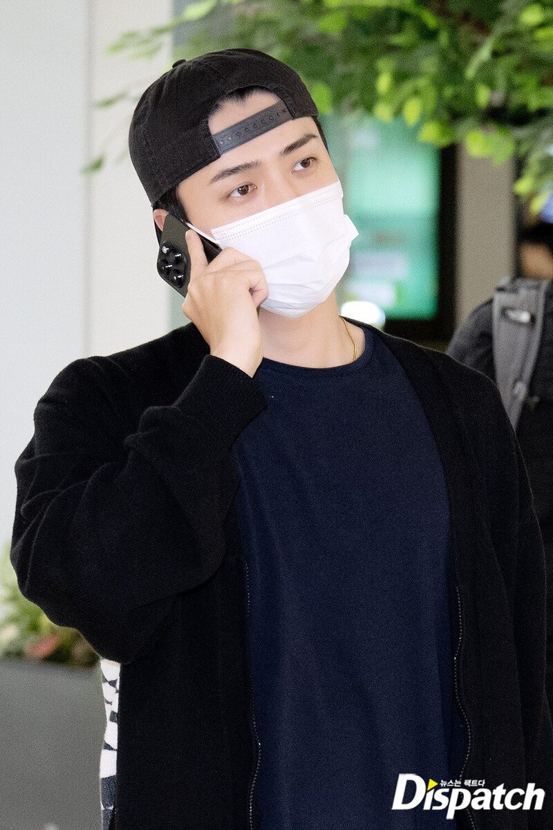 230610 EXO Sehun at Gimpo Airport documents 1
