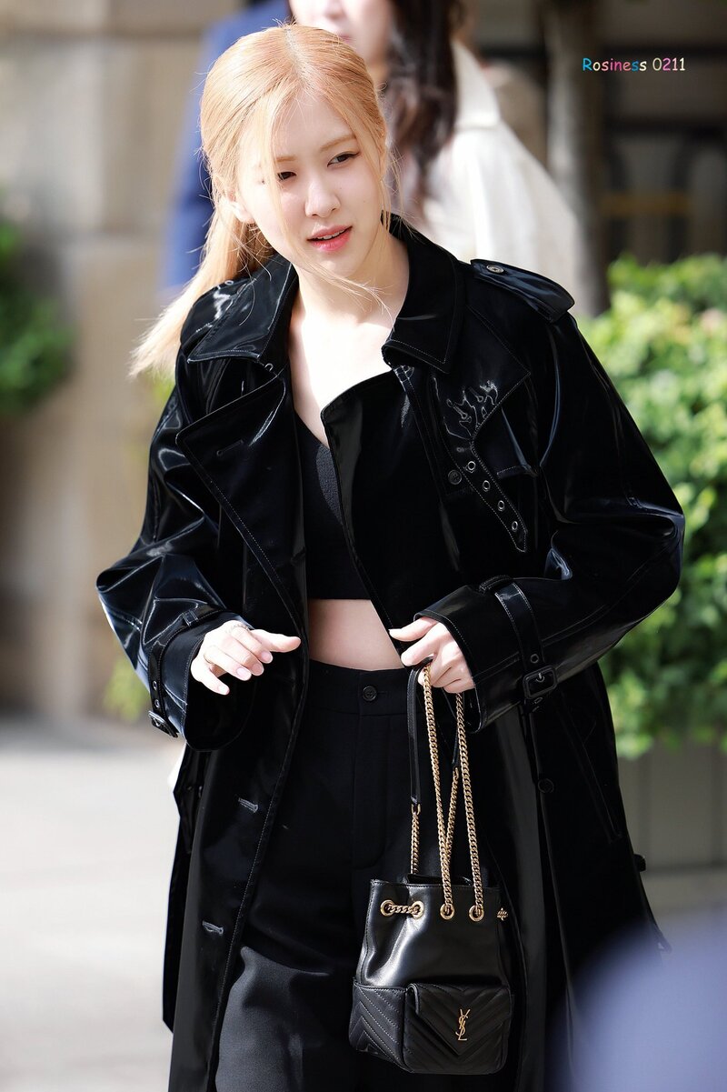 220928 ROSÉ at YSL FLAGSHIP STORE documents 4