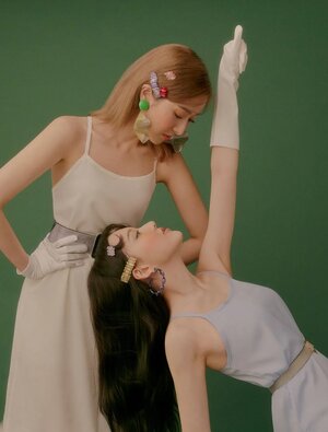 GFRIEND's Sinb & Yerin for Elle Korea January 2020 issue