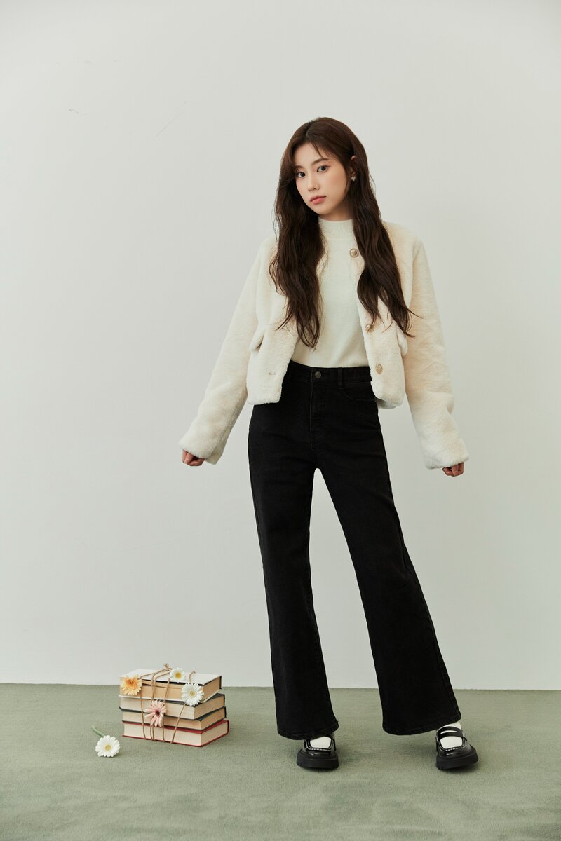 Kang Hyewon for Roem 2023 Pre-Winter Collection 'My Romantic Play' documents 10
