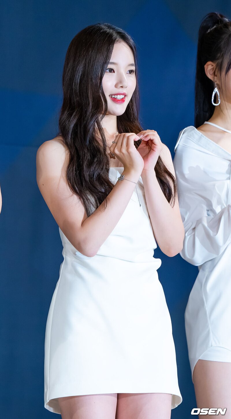 230613 Weeekly Soojin at "Queendom Puzzle" Press Conference documents 5