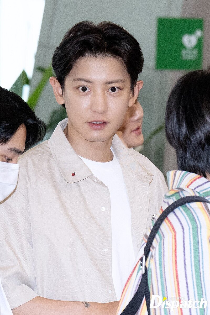 230608 EXO Chanyeol at Gimpo Airport documents 3