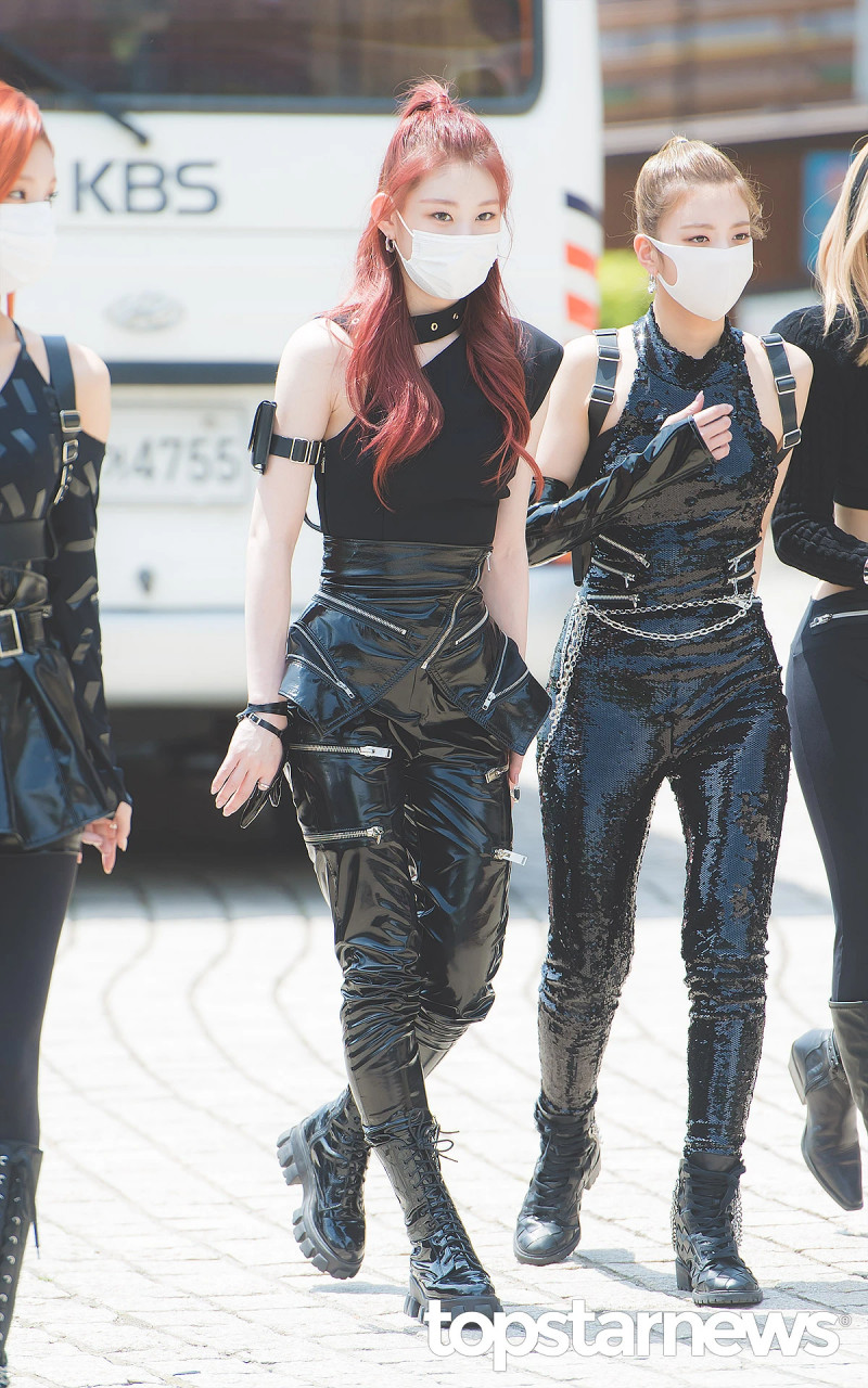 210512 ITZY Chaeryeong - On the way to Show Champion documents 1