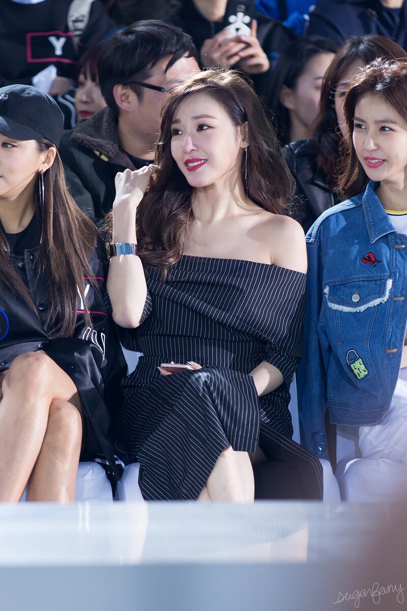 160324 Tiffany and SISTAR Bora at SJYP Seoul Fashion Week documents 4