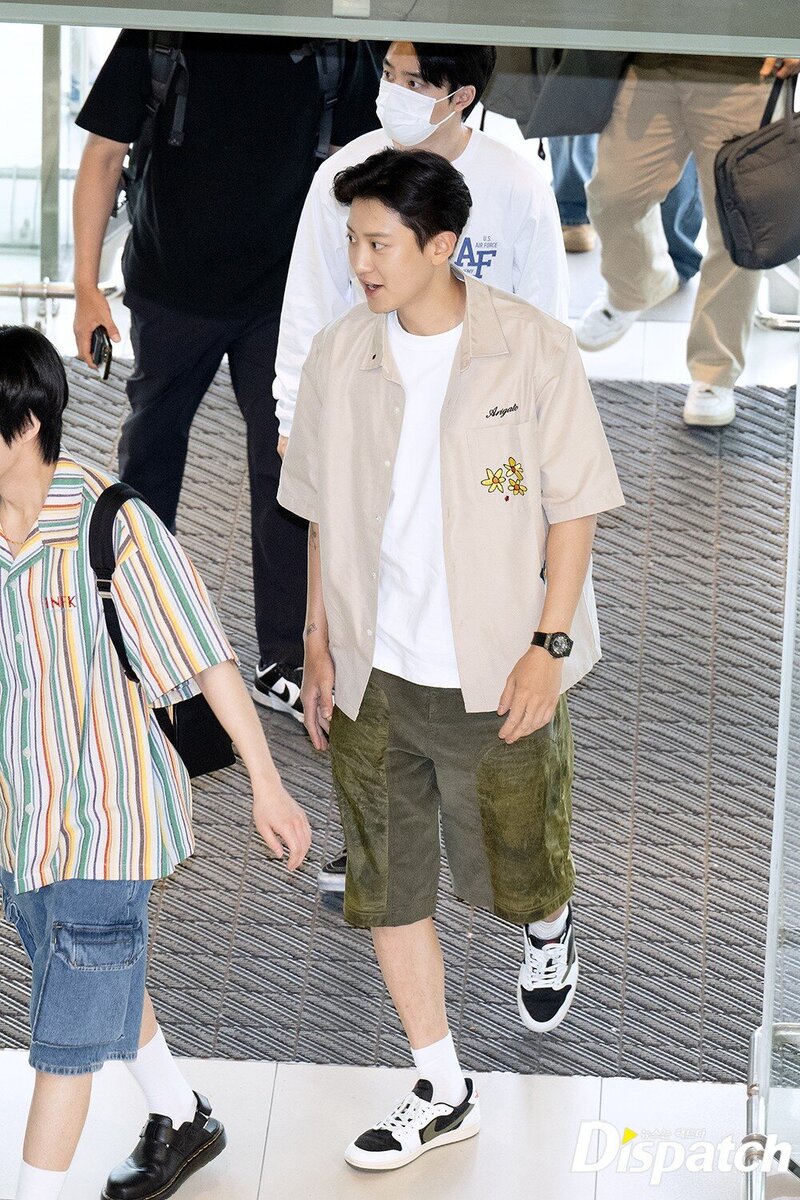 230608 EXO Chanyeol at Gimpo Airport documents 4