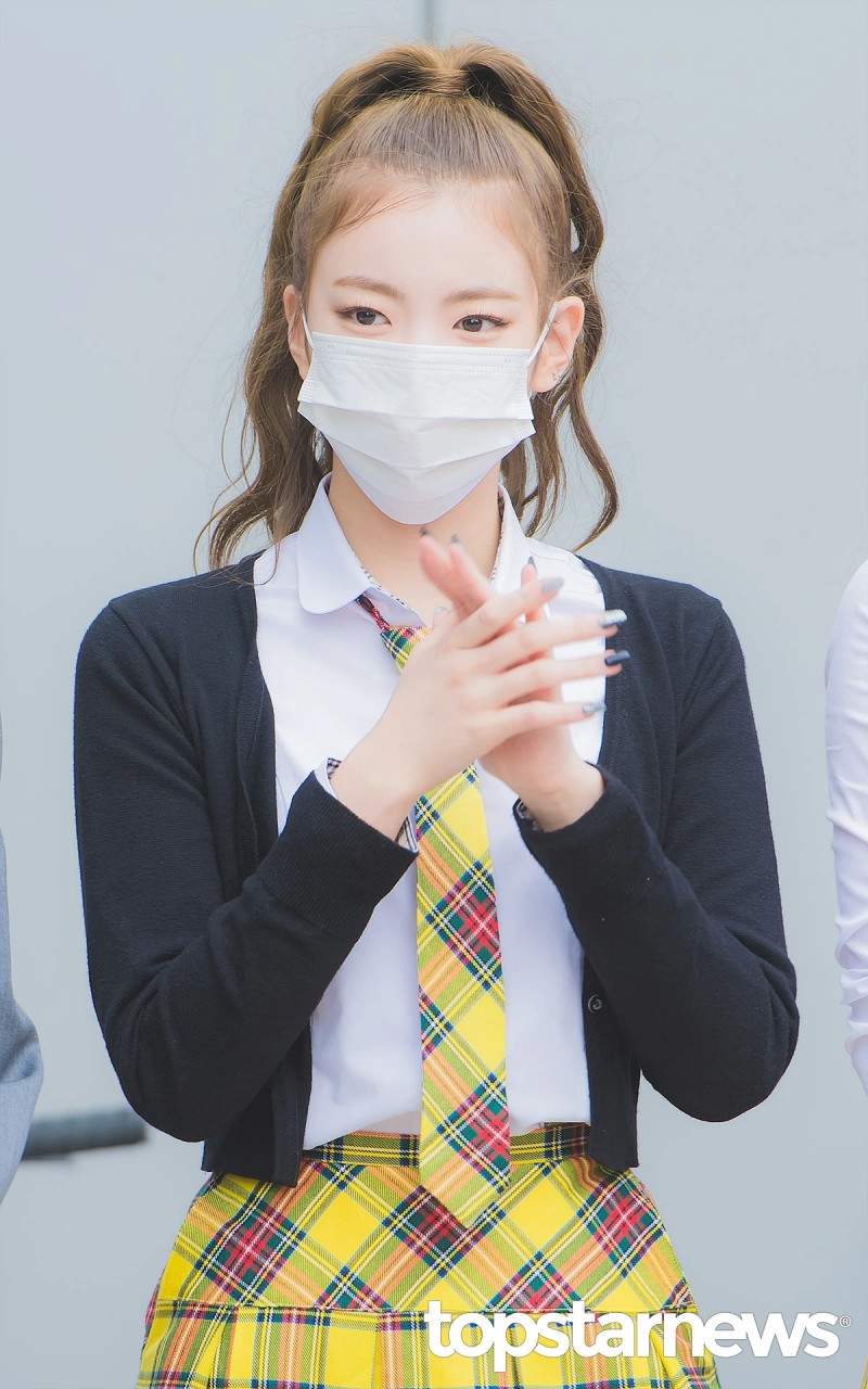 210422 ITZY Lia on the way to film Knowing Brothers documents 4