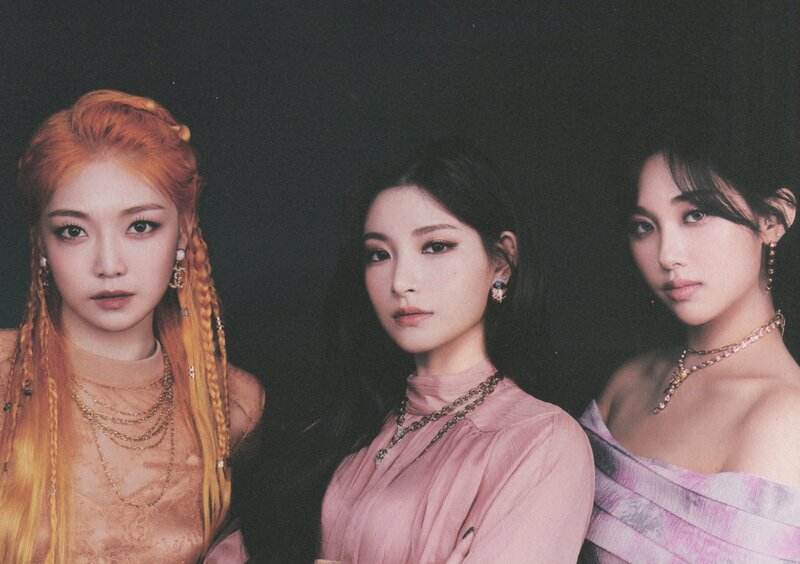 EVERGLOW "Return of the Girls" Album Scans documents 22