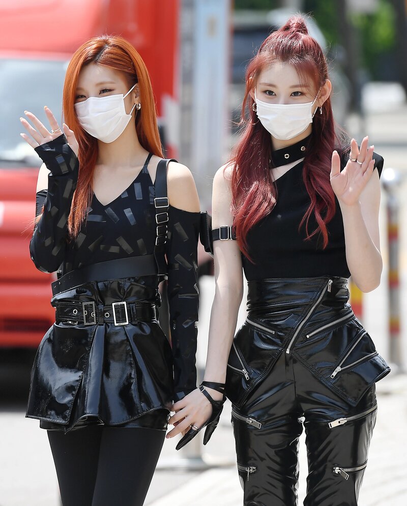 210512 ITZY - On the way to Show Champion documents 13