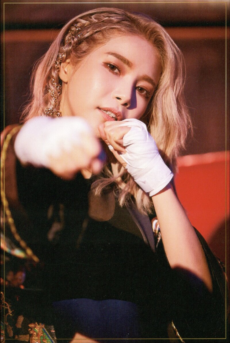 MAMAMOO 2nd Full Album 'reality in BLACK' [SCANS] (All Universes) documents 8