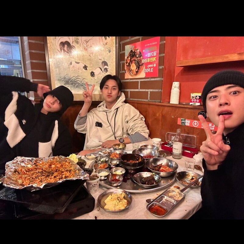 230408 SEVENTEEN Mingyu Instagram Update with Jungkook & Cha Eunwoo documents 1