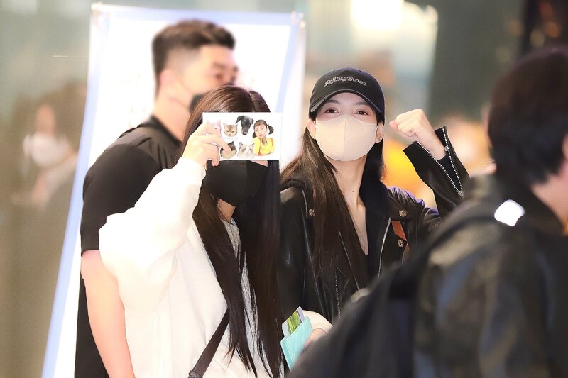 221021 JENNIE & LISA at the Incheon International Airport documents 2