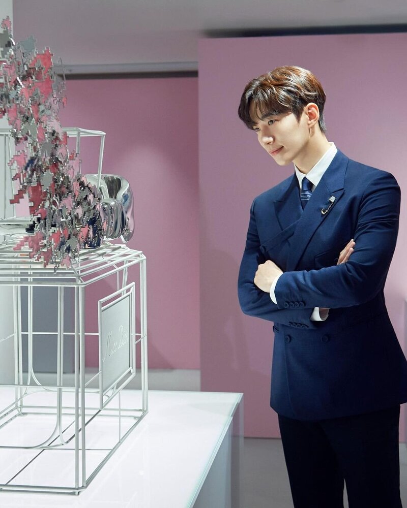 Lee Junho at 'Miss Dior Seoul Exhibition & Pop-up'. documents 3