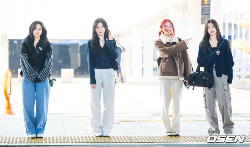 240314 - ITZY at Incheon International Airport documents 2