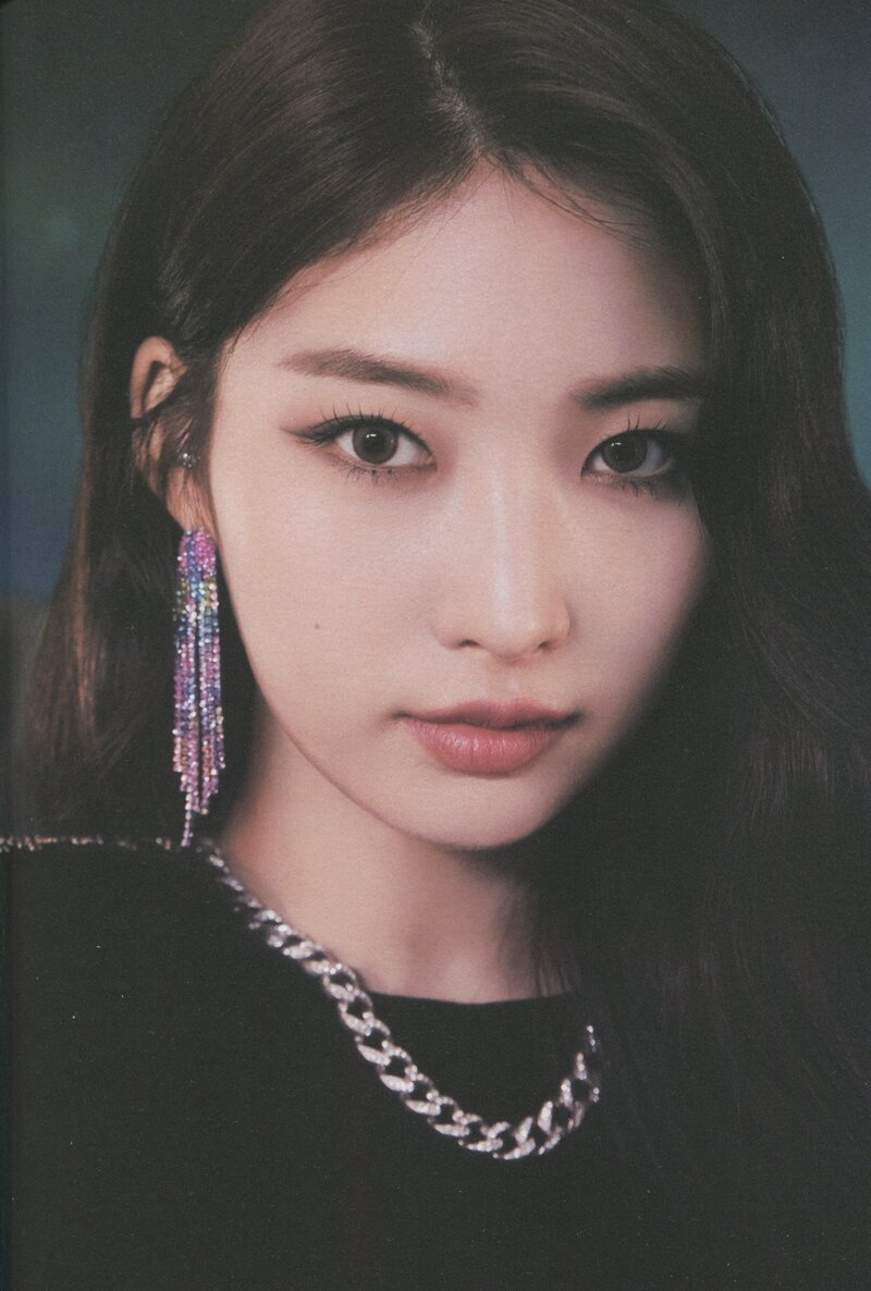 EVERGLOW "Return of the Girls" Album Scans documents 12