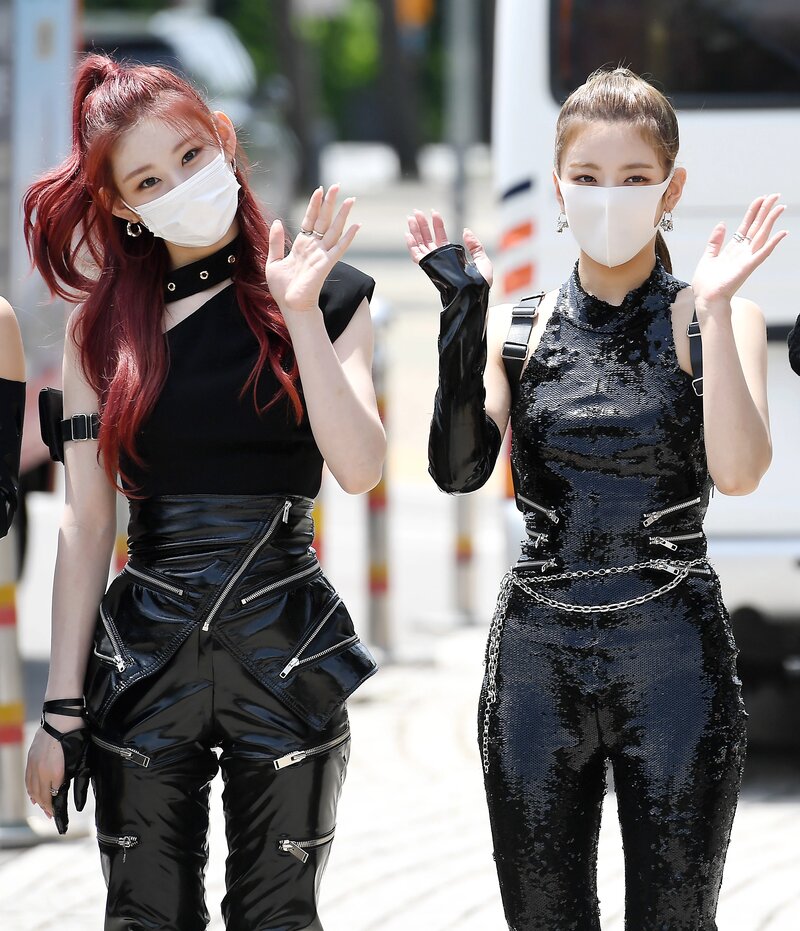 210512 ITZY - On the way to Show Champion documents 16