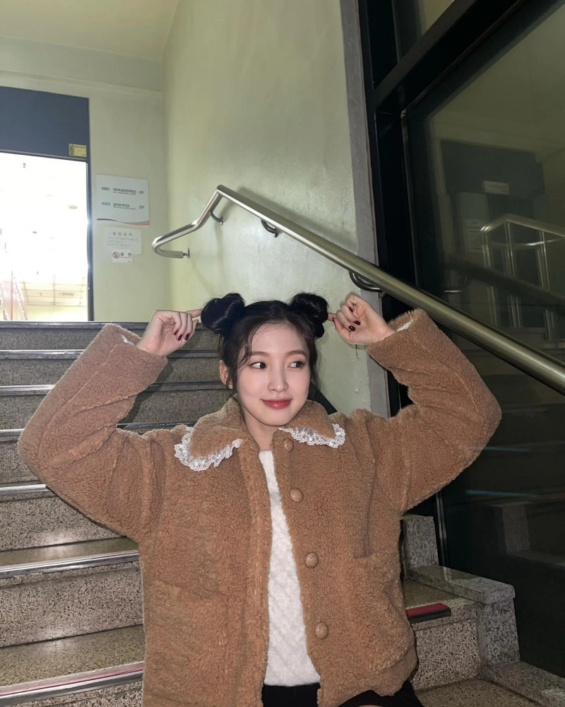 210220 OH MY GIRL Arin Instagram Update with Dreamcatcher Gahyeon documents 8
