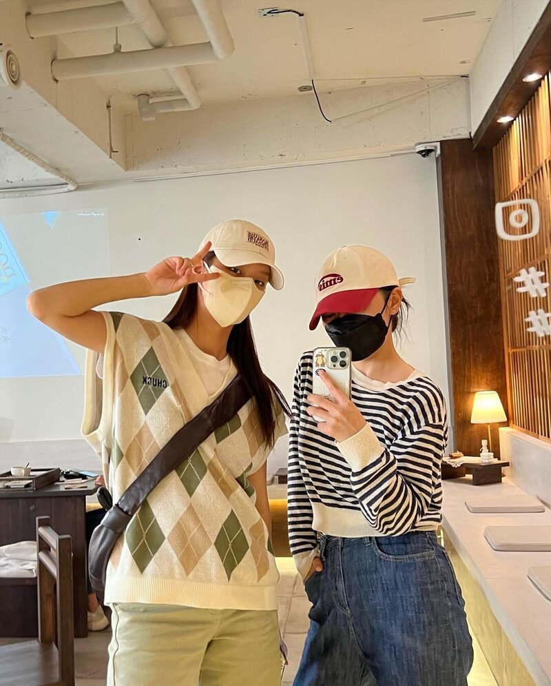 220930 GIRLS'DAY Hyeri Instagram Update documents 8