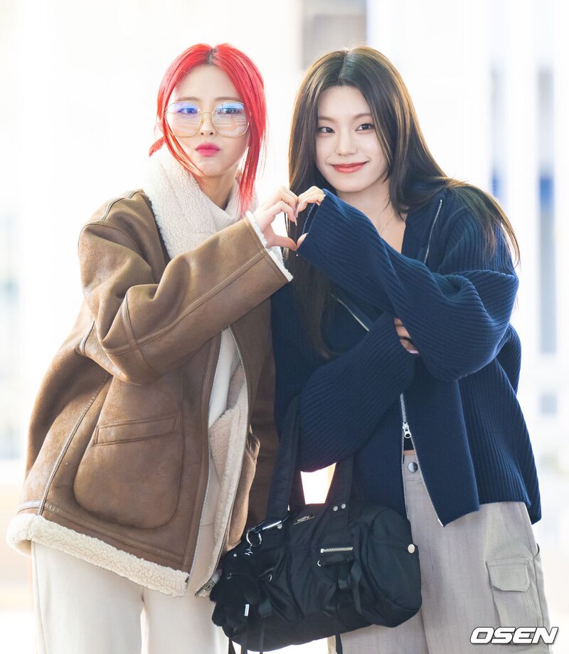 240314 - ITZY at Incheon International Airport documents 3