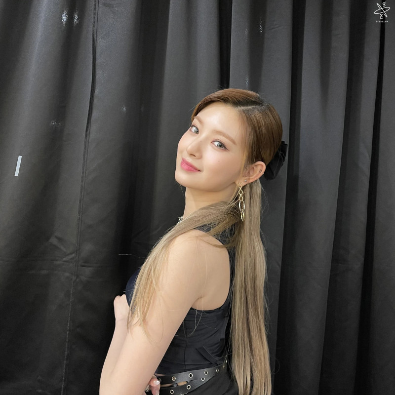 210402 Yuehue Naver Post - EVERGLOW KCON:TACT 3 Behind documents 27