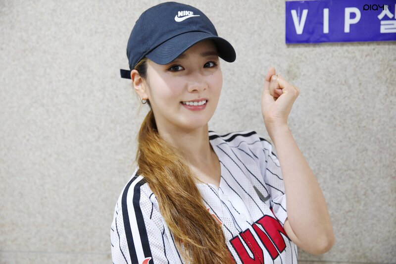 210604 PlayM Naver Post - Apink's Bomi LG Twins First Pitch Behind documents 17