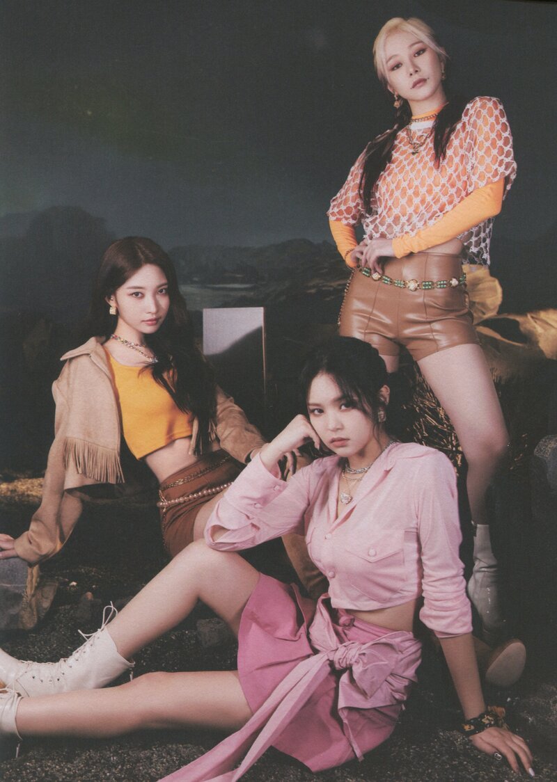 EVERGLOW "Return of the Girls" Album Scans documents 20
