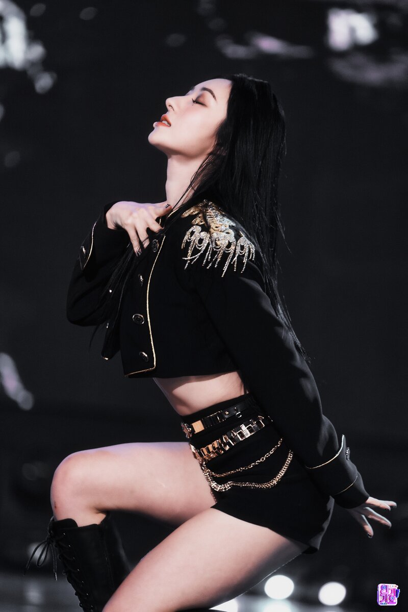 221006 Dreamcatcher SuA - 'VISION' at Inkigayo documents 4