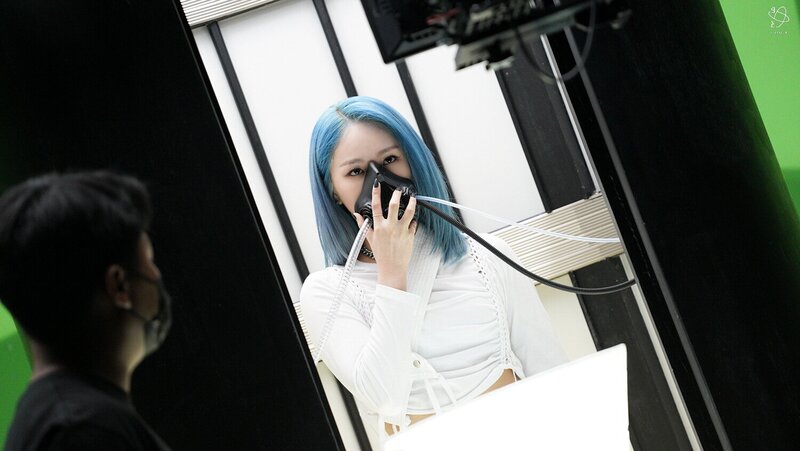 210603 Yuehua Naver Post - EVERGLOW 'Last Melody' MV Behind documents 7