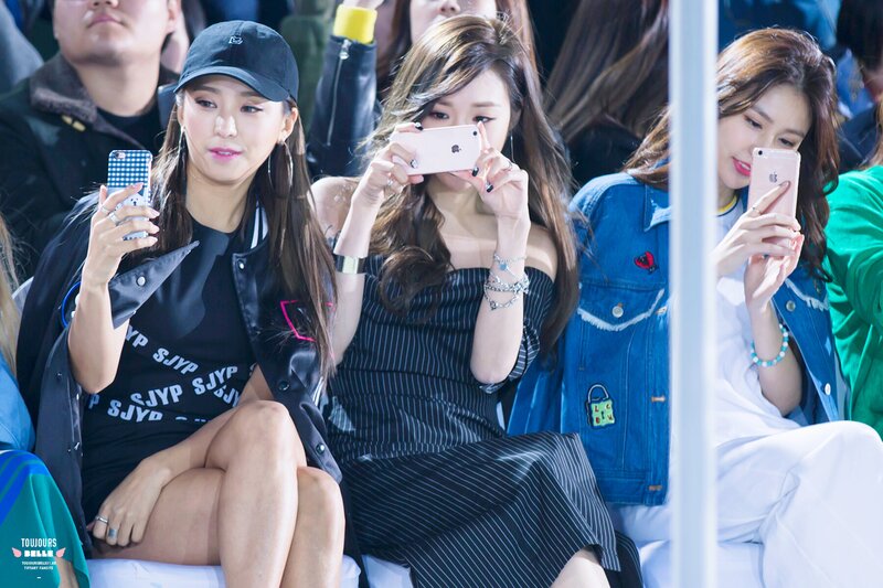 160324 Tiffany and SISTAR Bora at SJYP Seoul Fashion Week documents 5
