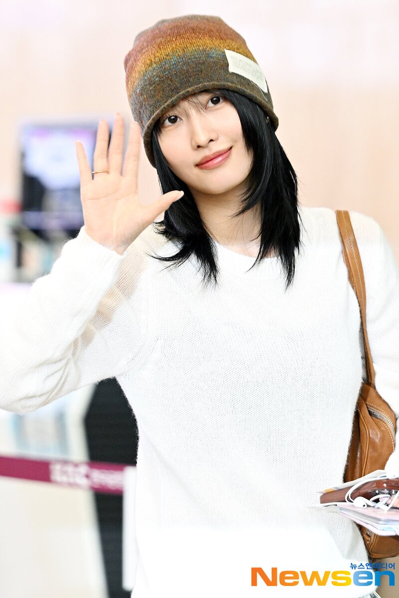 240419 TWICE Momo at Gimpo International Airport documents 2