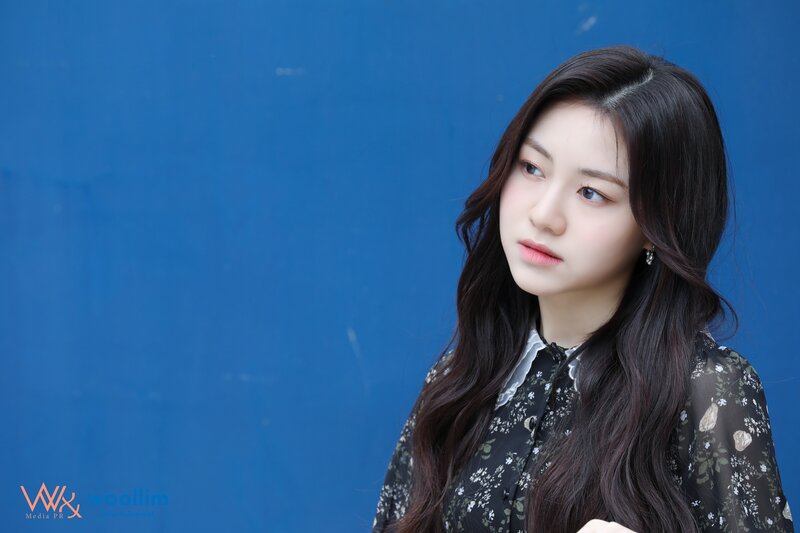 210531 WN Naver Post - Rocket Punch Interview Photos Behind documents 4