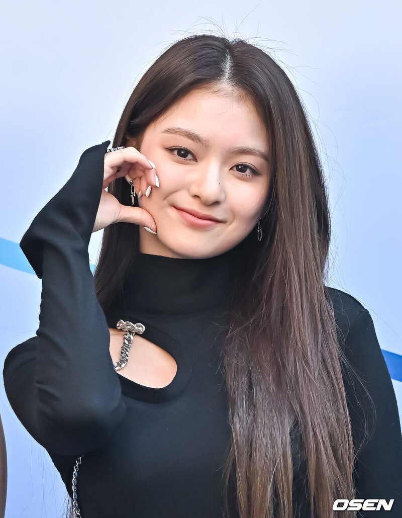 230908 fromis_9 Nagyung at 2023 Seoul Fashion Week documents 1