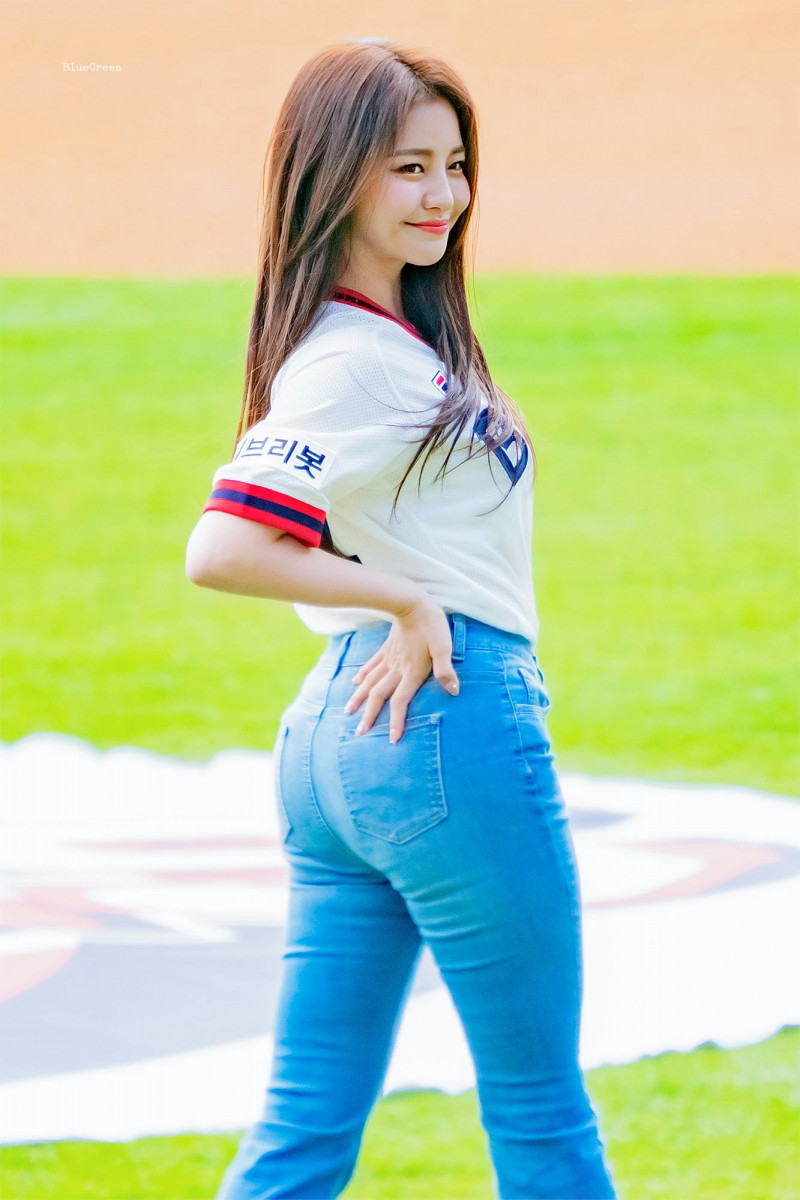 210404 Brave Girls Yujeong - First pitch for Doosan Bears documents 1