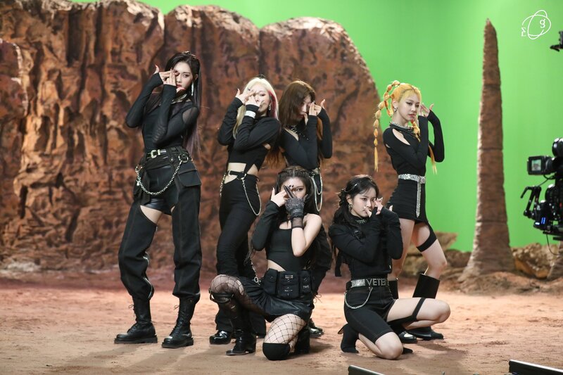220113 Yuehua Naver Post - EVERGLOW 'PIRATE' MV Behind documents 16