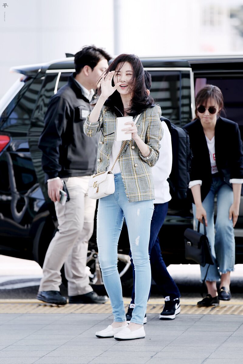 170429 Girls' Generation Seohyun at Incheon Airport documents 9