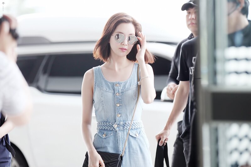 170715 Girls' Generation Seohyun at Gimpo Airport documents 8