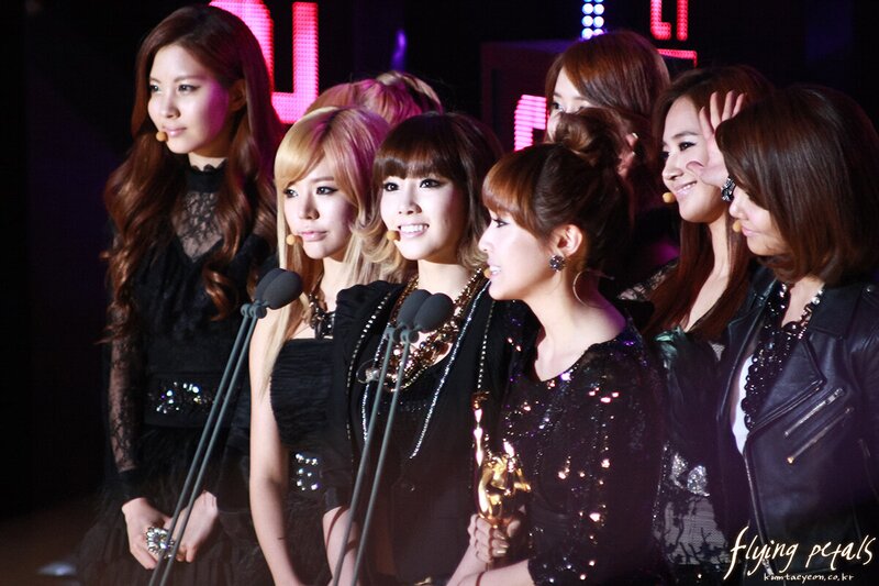 101209 Girls' Generation at 2010 Golden Disk Awards documents 3