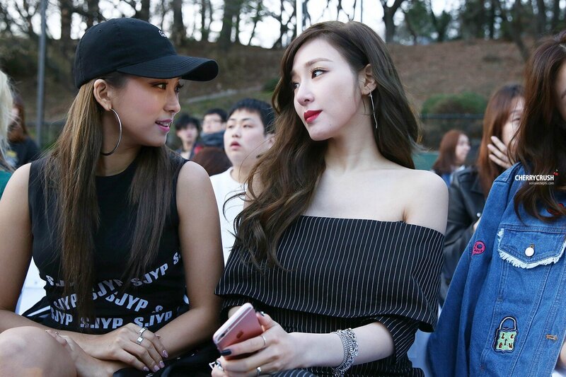 160324 Tiffany and SISTAR Bora at SJYP Seoul Fashion Week documents 6