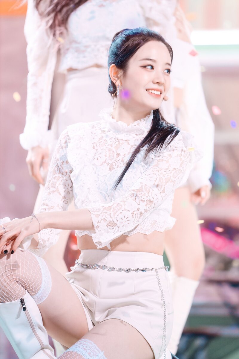 220123 fromis_9 Gyuri - 'DM' at Inkigayo documents 17