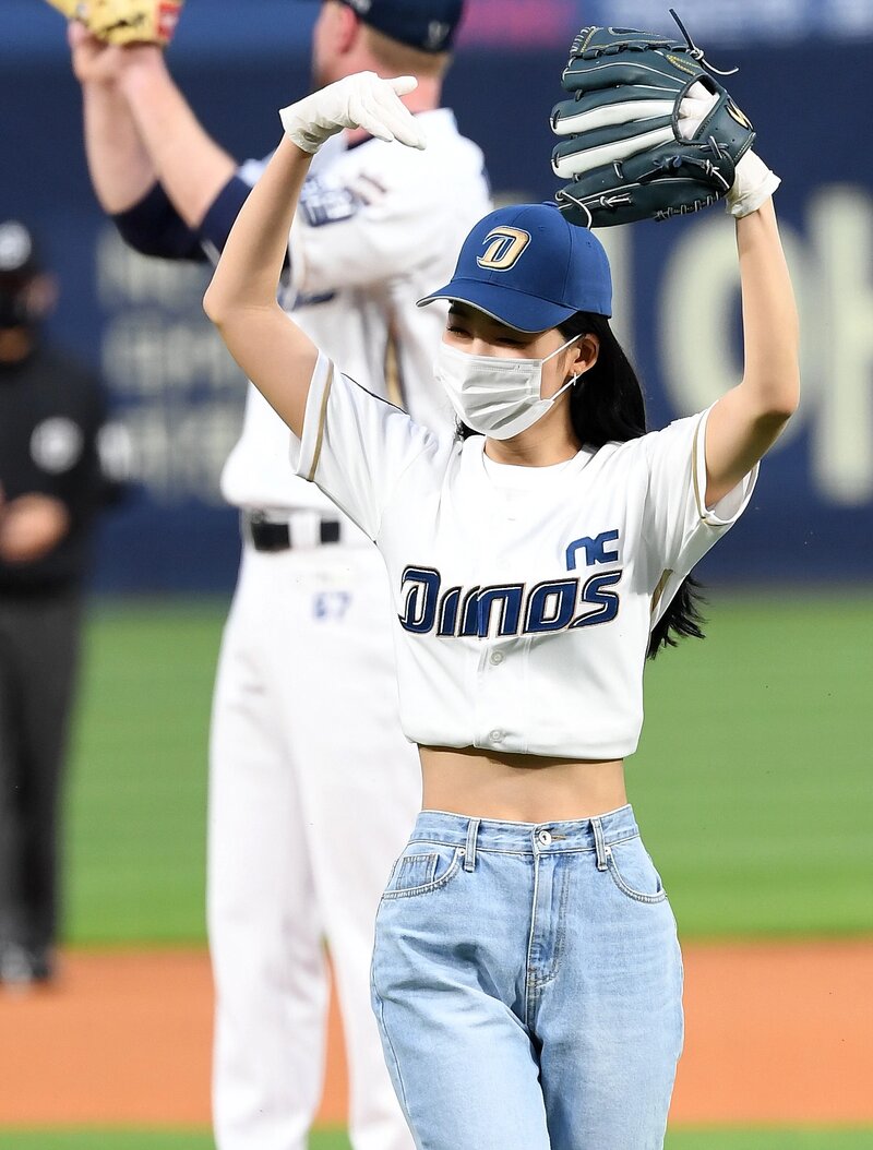 210514 EVERGLOW Sihyeon - First Pitch for NC Dinos documents 6
