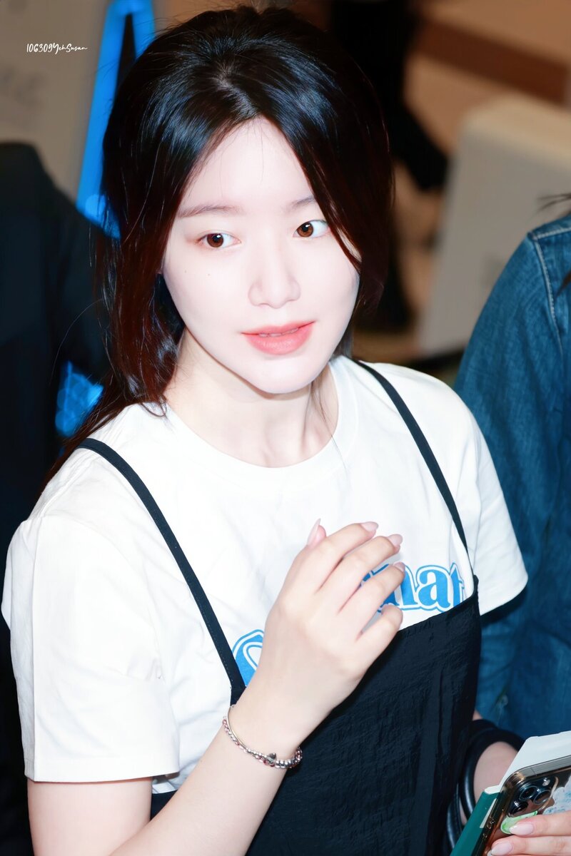 240404 (G)I-DLE Shuhua at Gimpo International Airport documents 3