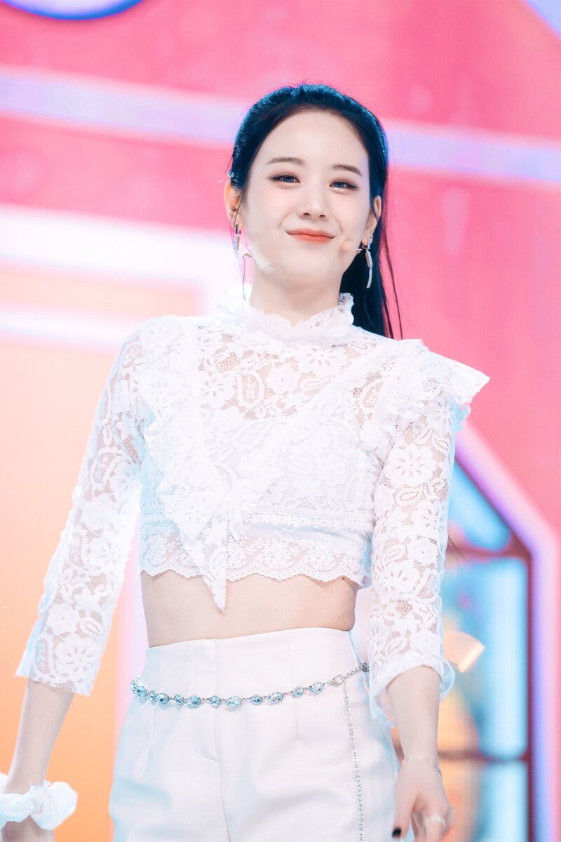 220123 fromis_9 Gyuri - 'DM' at Inkigayo documents 12
