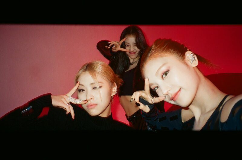 210531 MPD Twitter Update - May Film Camera - ITZY documents 4