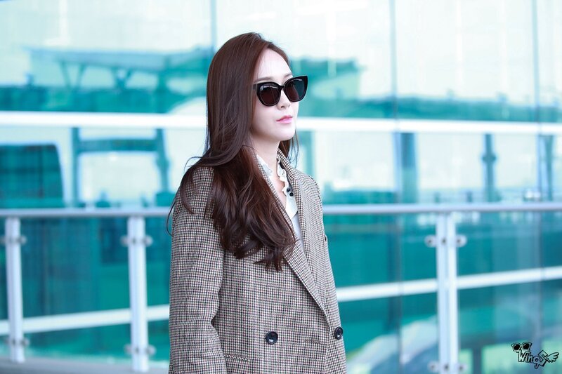 190826 Jessica at Incheon International Airport documents 11