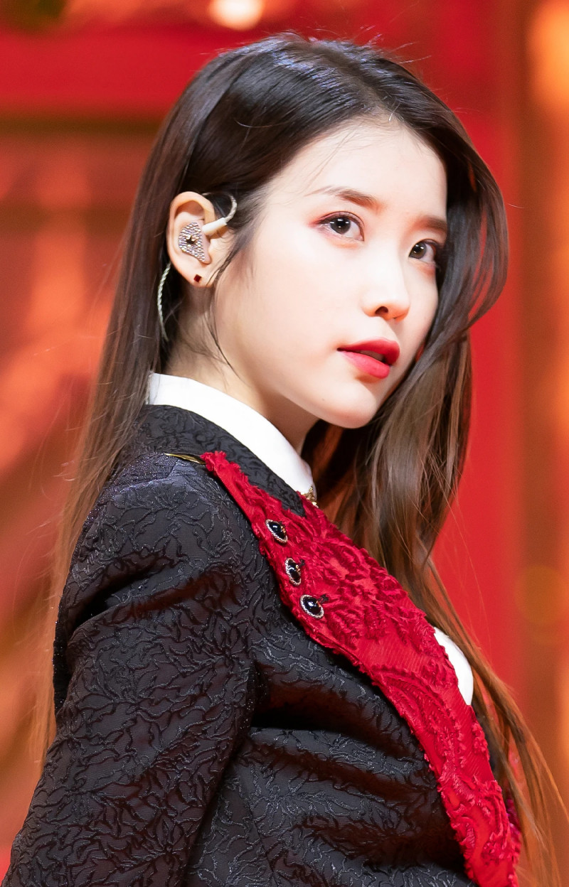 210328 IU - 'Coin' + 'LILAC' at Inkigayo documents 22