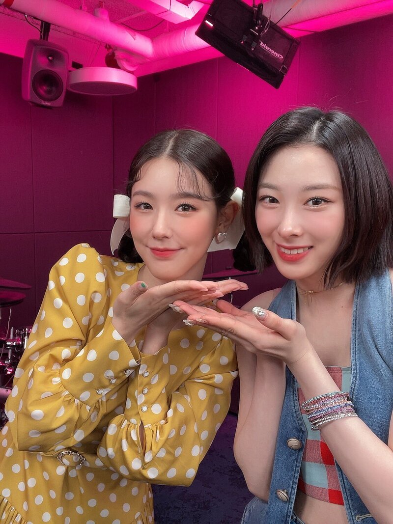 210601 Rocket Punch Twitter Update - Yunkyoung & (G)I-DLE's Miyeon documents 2