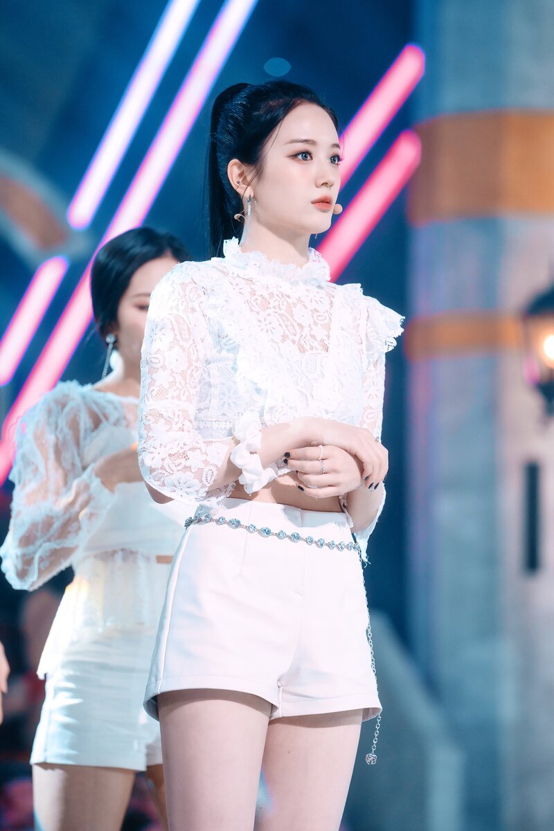 220123 fromis_9 Gyuri - 'DM' at Inkigayo documents 18
